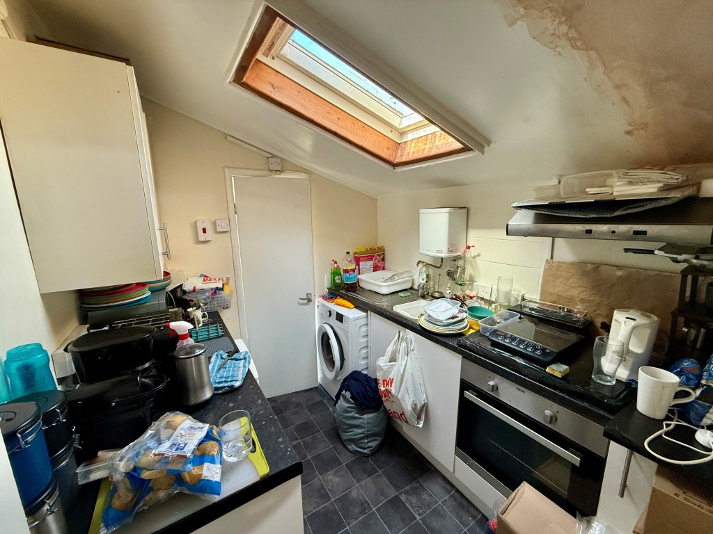 Lot: 123 - FREEHOLD BLOCK OF TWO FLATS FOR INVESTMENT - Top floor - Kitchen